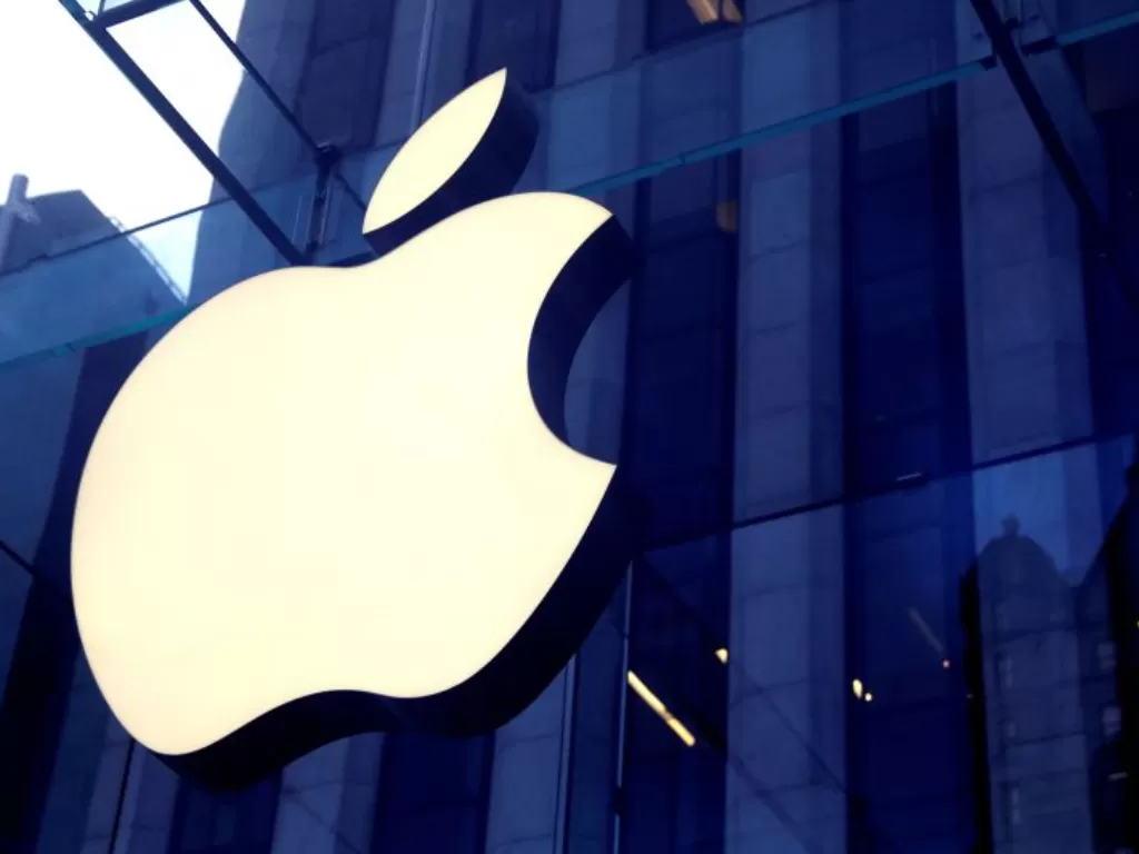 Logo Apple terpampang di gerainya yang terletak di Manhattan, New York, Amerika Serikat , 16 Oktober 2019. (REUTERS/MIKE SEGAR)