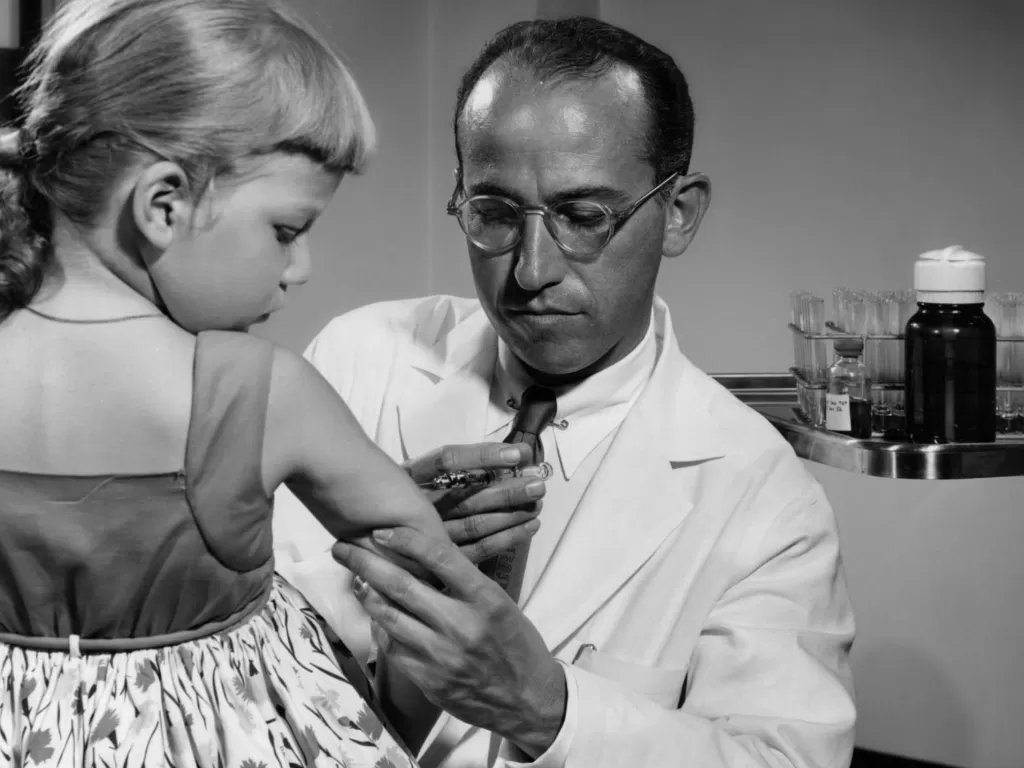 Jonas Salk menyuntikan vaksin polio ke anak-anak (Greg Bustin)