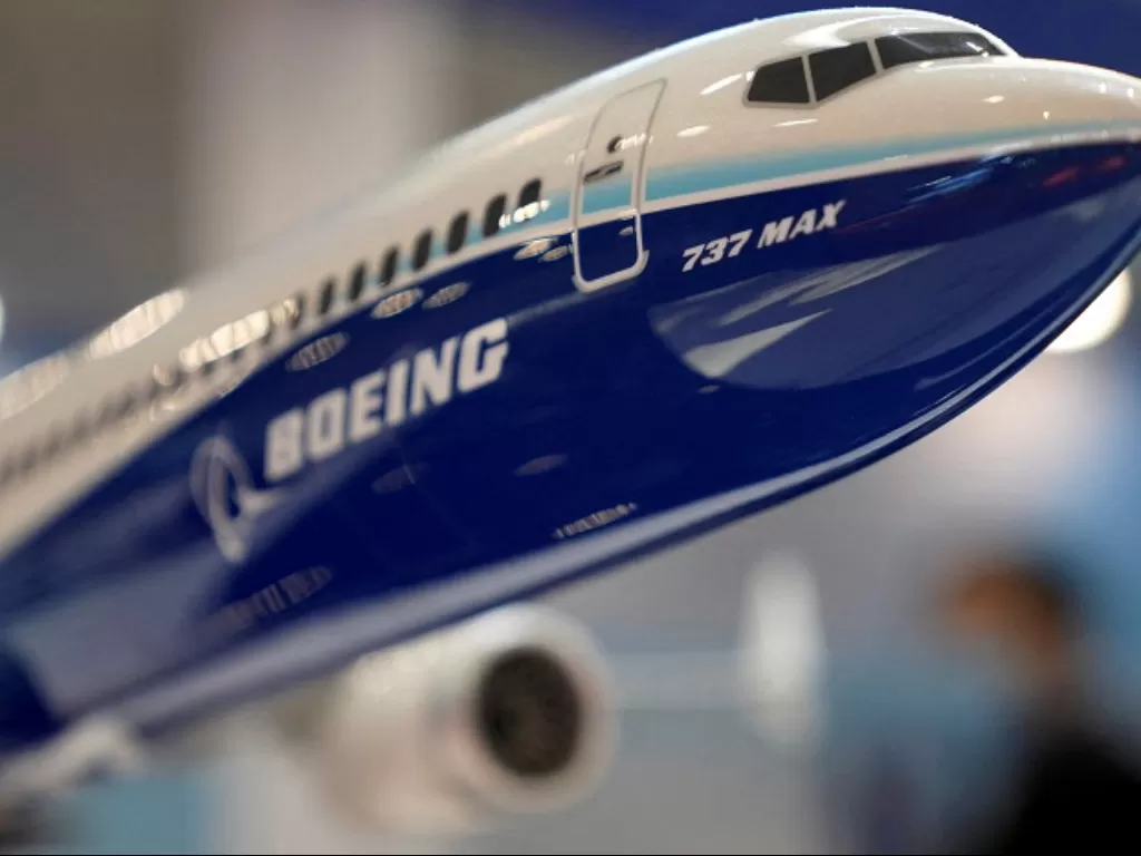 Miniatur pesawat Boeing 737-800. (REUTERS/Aly Song)