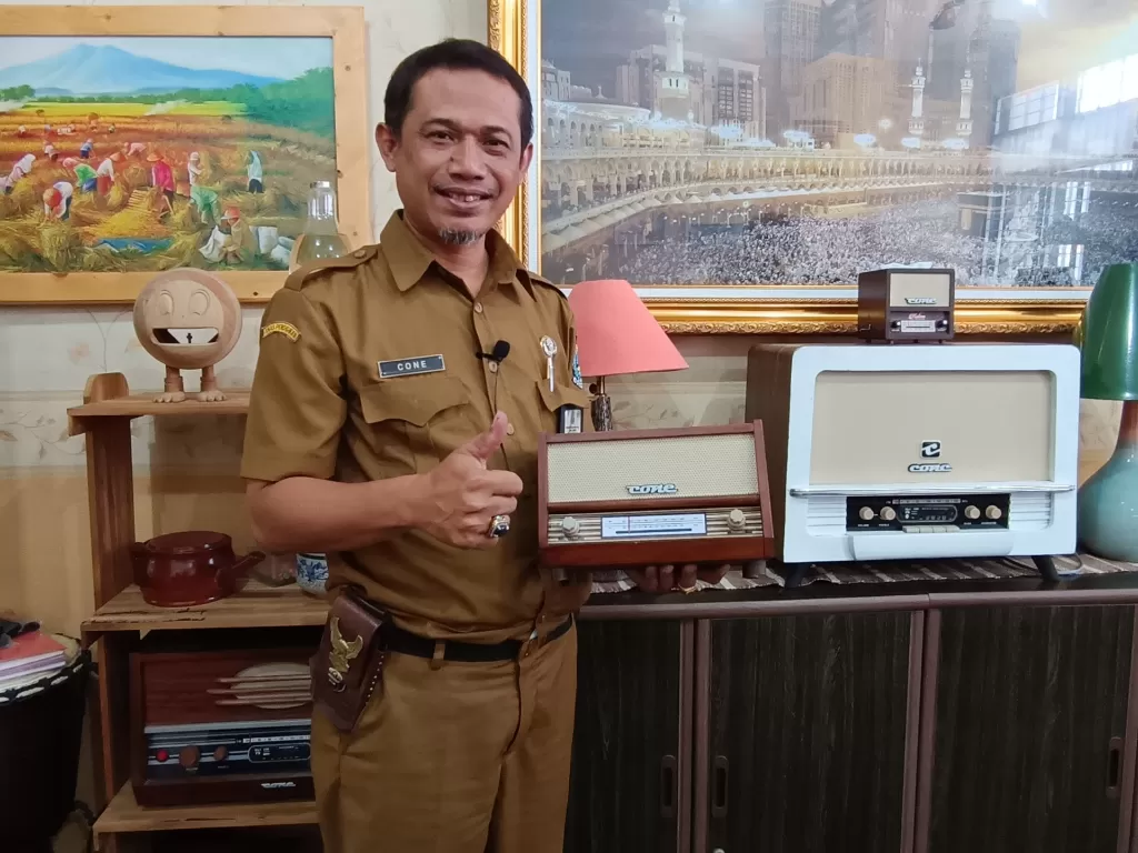 Cone Jarot, kepala sekolah yang berhasil ciptakan radio vintage. (Bhekti Setyowibowo/IDZ Creators)