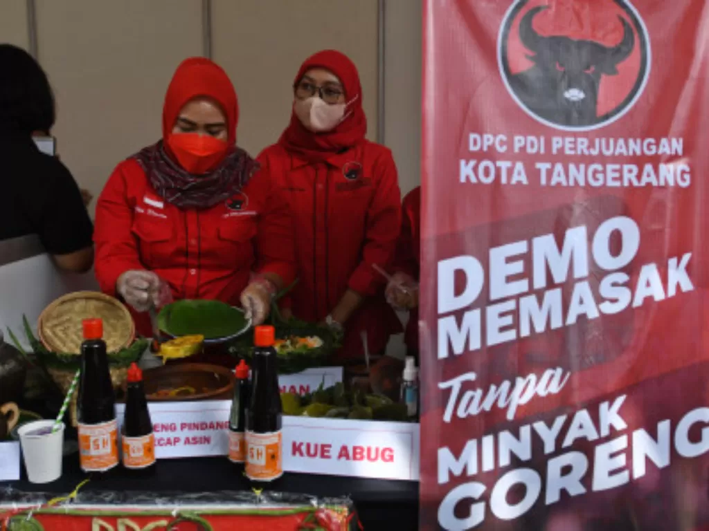 Kader Partai Demokrasi Indonesia Perjuangan (PDIP) melakukan demo masak tanpa minyak goreng di Sekolah Partai PDIP, Lenteng Agung, Jakarta, Senin (28/3/2022). (ANTARA FOTO/Aditya Pradana Putra)