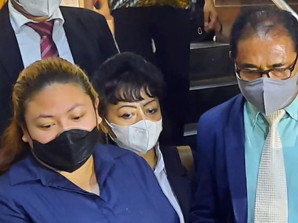 Olivia Nathania (kiri) dengan didampingi kuasa hukumnya memberikan keterangan kepada wartawan usai menjalani pemeriksaan di Polda Metro Jaya, Senin (11/10/2021). ((ANTARA/Fianda Sjofjan Rassat)