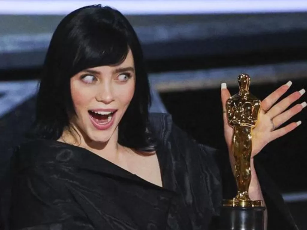Billie Eilish raih piala Oscar 2022. (Reuters)