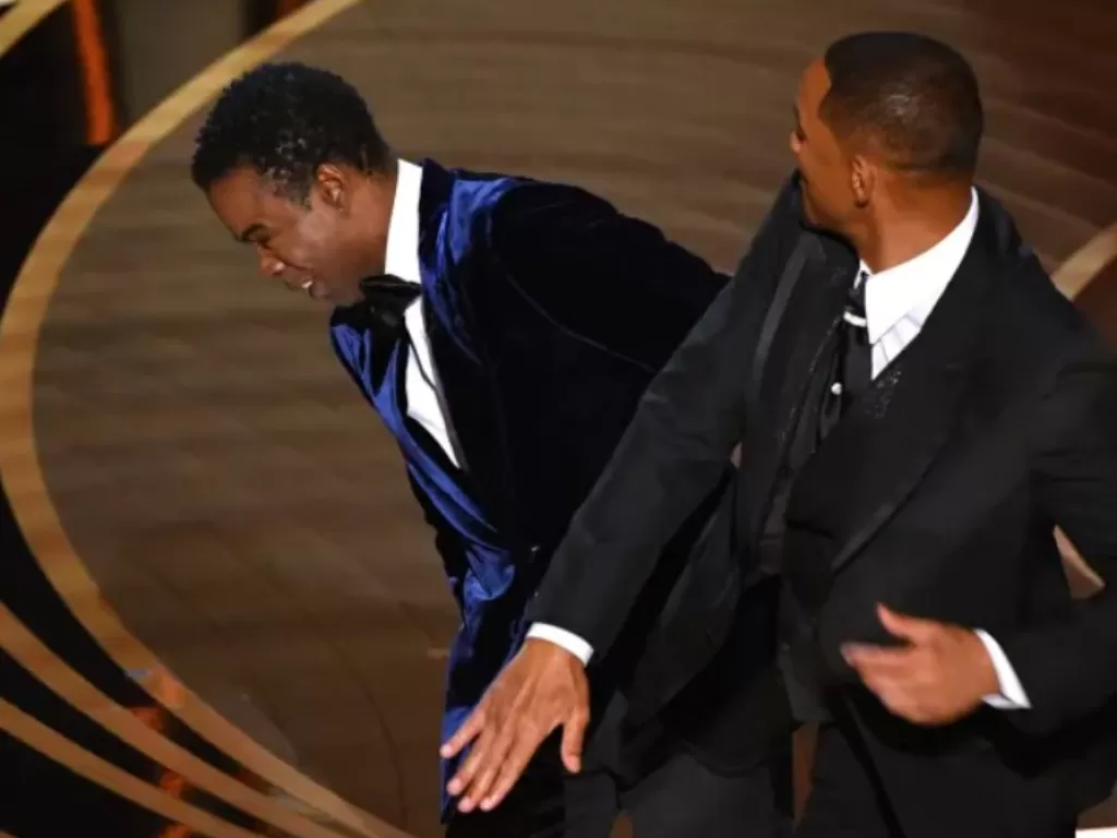 Komedia Chris Rock ditampar Will Smith di atas panggung Oscar 2022. (Foto/KTLA.com)