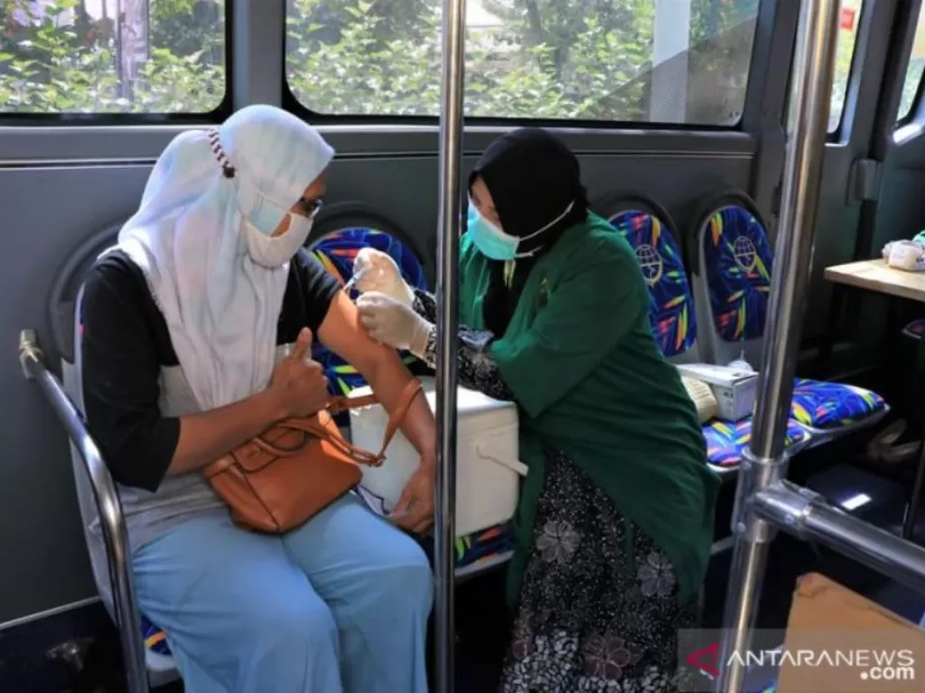 Vaksinasi di Kota Pekanbaru yang dilakukan di dalam bus vaksin. (ANTARA/HO-Pemkot Pekanbaru)