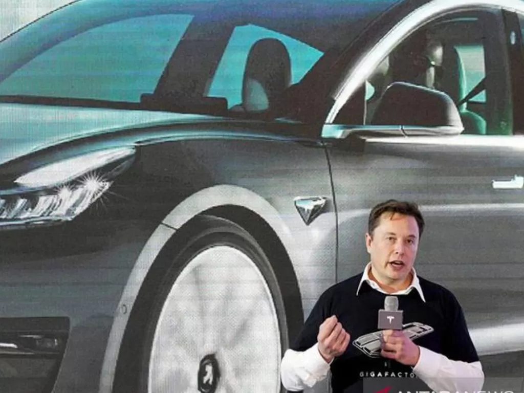  CEO Tesla Inc Elon Musk berbicara di atas panggung saat acara pengiriman untuk mobil Model 3 buatan Tesla China di pabriknya di Shanghai, Cina, Selasa (7/1/2020). (ANTARA/REUTERS/Aly Song/am)