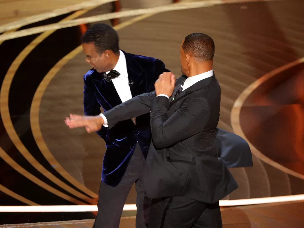 Will Smith memukul Chris Rock di panggung Oscar. (REUTERS/Brian Snyder)