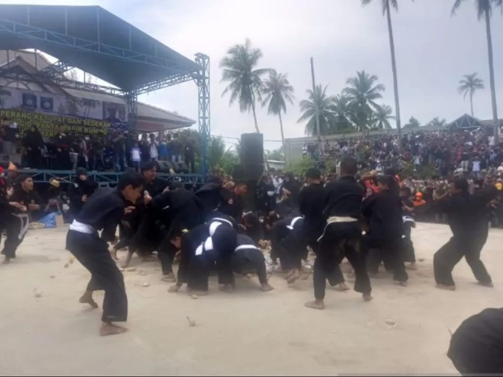 Masyarakat berdatangan dan berkumpul memenuhi pantai Pasir Kuning di Desa Tempilang, Kabupaten Bangka Barat ikut dalam tradisi adat perang ketupat, Minggu (27/3/2022). 