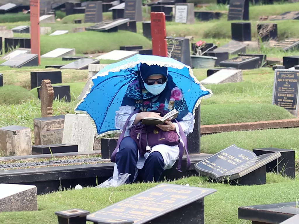 Umat Islam berdoa di makam keluarganya di Tempat Pemakaman Umum (TPU) Tanah Kusir, Kebayoran Lama, Jakarta, Jumat (25/3/2022). (ANTARA FOTO/Muhammad Iqbal)