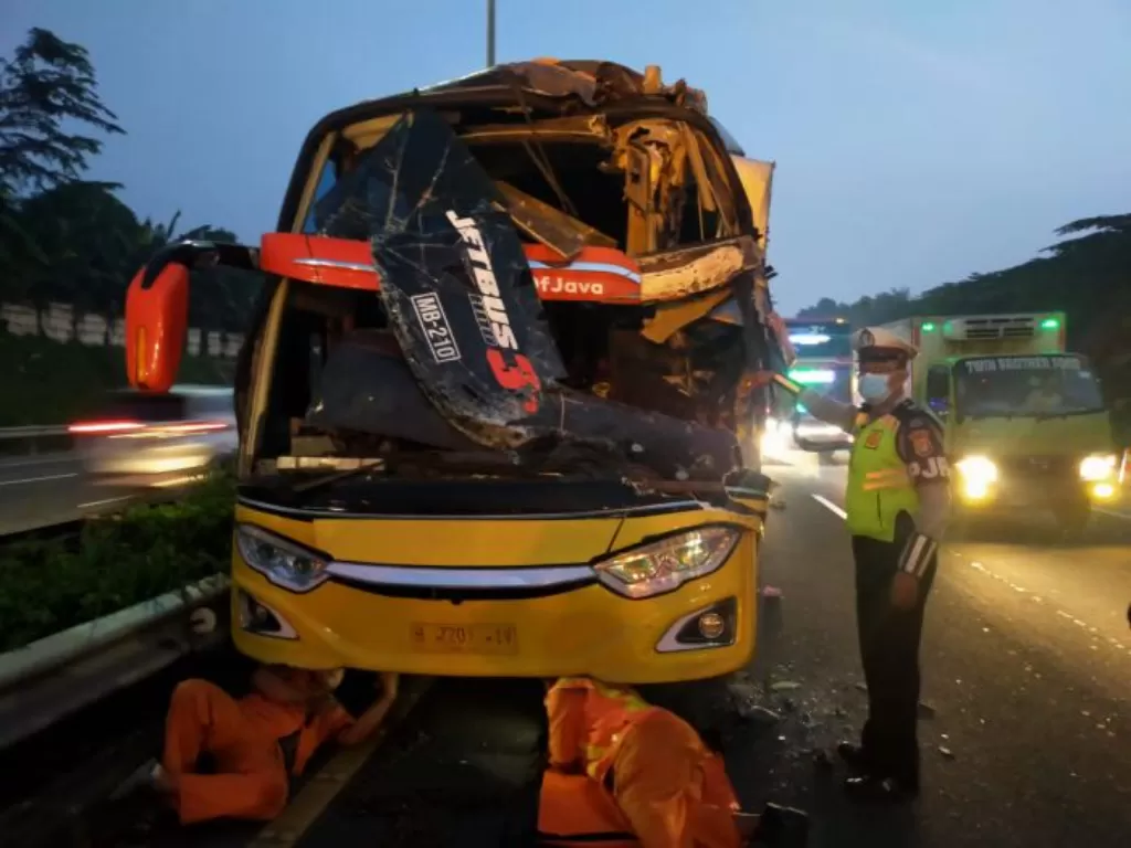 Kecelakaan truk di Jalan Tol JORR Km 42.200 B Cikunir arah Jatiasih, Kota Bekasi. (Dok. PJR Ditlantas Polda Metro Jaya)