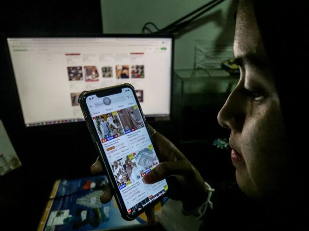Warga menggunakan perangkat elektronik untuk berbelanja secara daring di salah satu situs belanja di Bogor, Jawa Barat, Senin (21/3/2022). (ANTARA FOTO/YULIUS SATRIA WIJAYA)