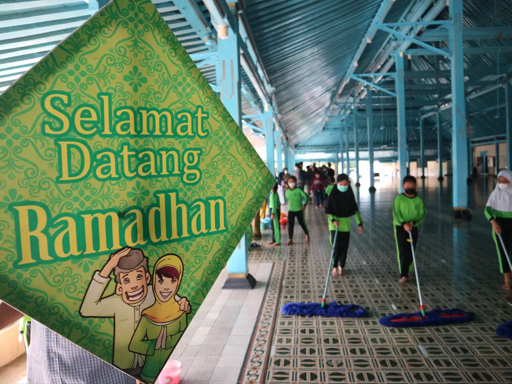 Anak-anak membersihkan Masjid Agung Solo (Is Ariyanto/IDZ Creators)