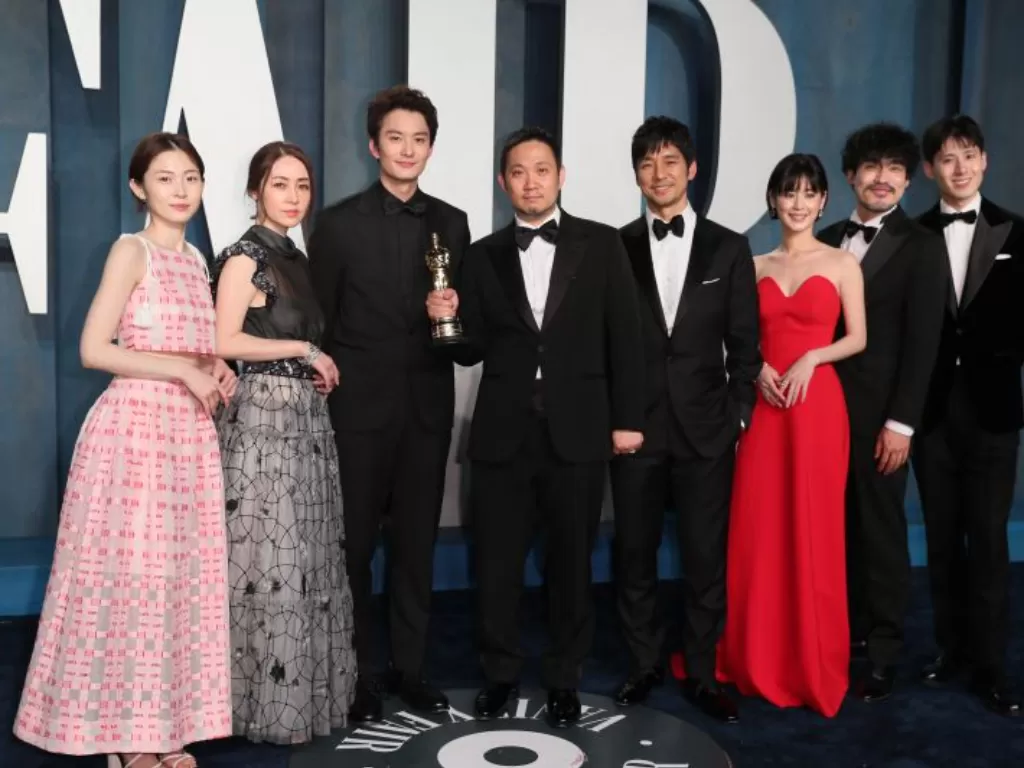 Ryusuke Hamaguchi (tengah) memegang piala Oscar bersama pemeran film 