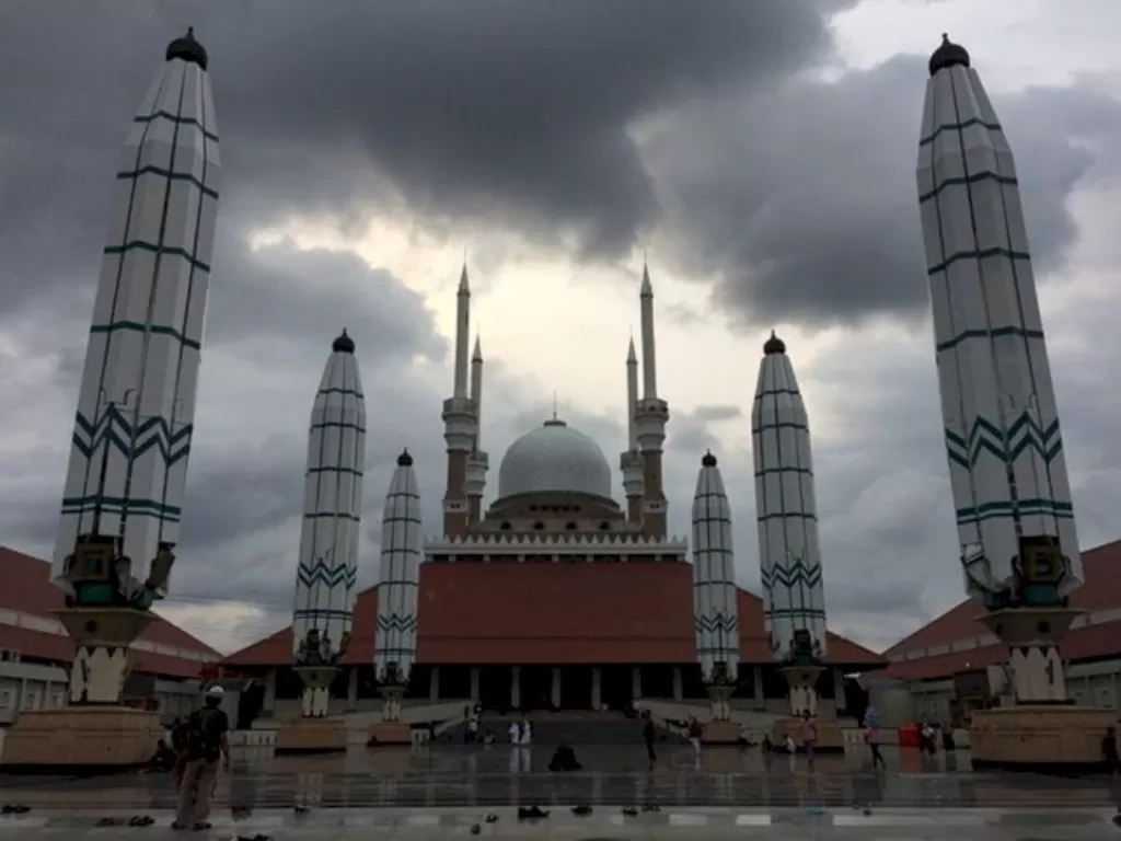 Awan hitam pekat menjelang hujan mengambang di atas Masjid Agung Kota Semarang. (INDOZONE/ABUL MUAMAR)