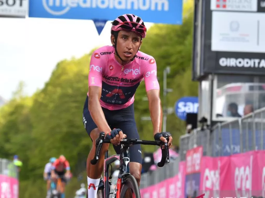Pebalap Ineos Grenadiers asal Kolombia, Egan Arley Bernal Gomez, melewati garis finis Etape 19 Giro d'Italia dari Abbiategrasso ke Alpe di Mera, Italia pada 28 Mei 2021 (REUTERS/JENNIFER LORENZINI)