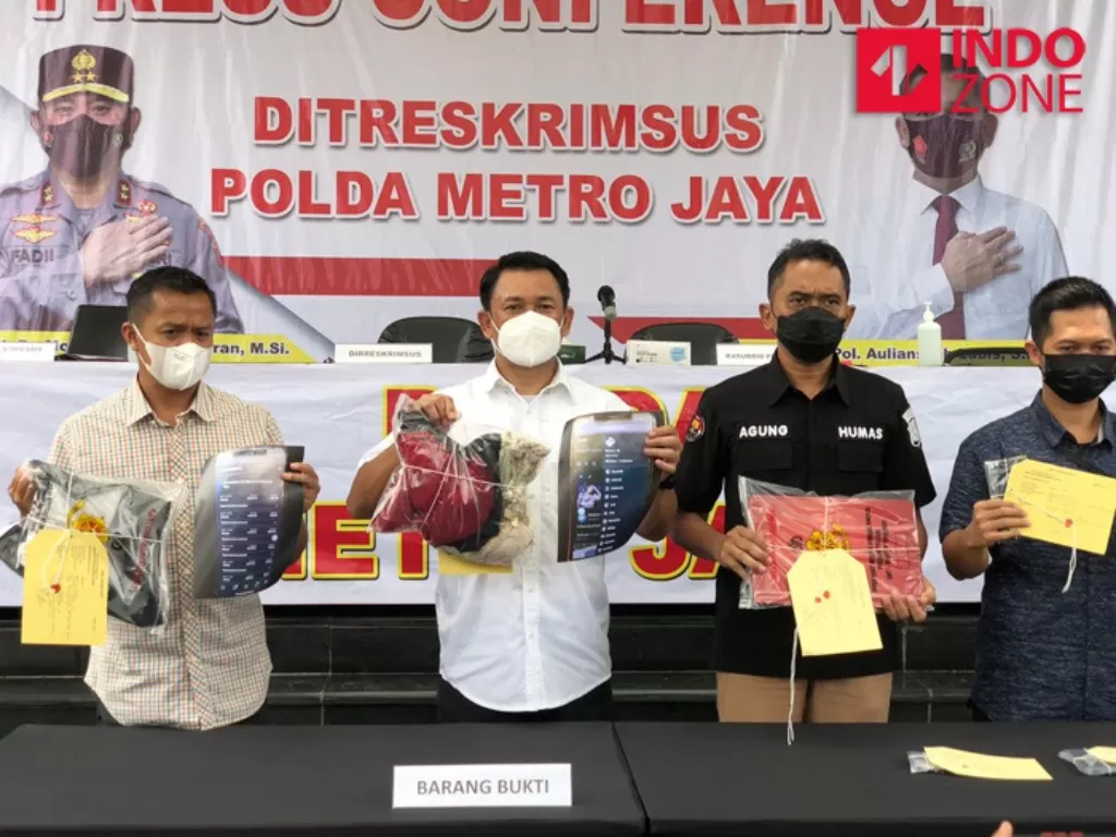 Polda Metro Jaya pamerkan barang bukti Dea OnlyFans. (INDOZONE/Samsudhuha Wildansyah)