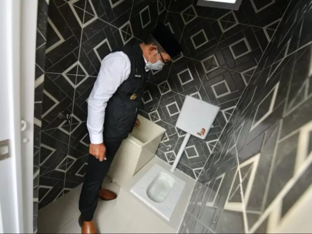 Gubernur Jawa Barat Ridwan Kamil meninjau fasilitas reinvented toilet atau toilet daur ulang di Pasirluyu, Kota Bandung, Selasa (29/3/2022). (Humas Pemprov Jabar)