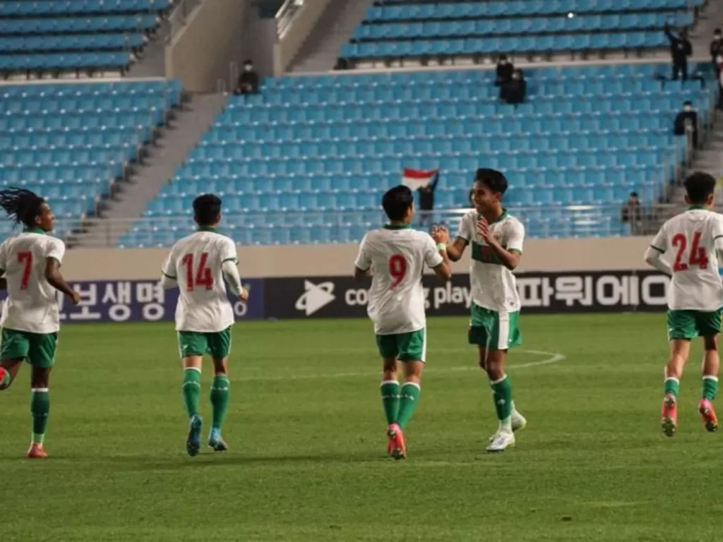 Gelandang tim nasional U-19 Marselino Ferdinan (kedua dari kanan) merayakan gol yang dicetaknya ke gawang timnas U-19 Korea Selatan dalam laga persahabatan di Daegu, Selasa (29/3/2022). Indonesia kalah 1-5 pada pertandingan tersebut. (ANTARA/HO/PSSI)