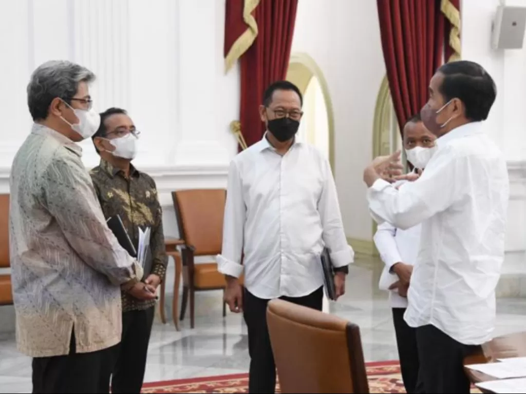 Kepala Otorita IKN Bambang Susantono bersama Presiden Jokowi. (BPMI/Setpres Lukas)