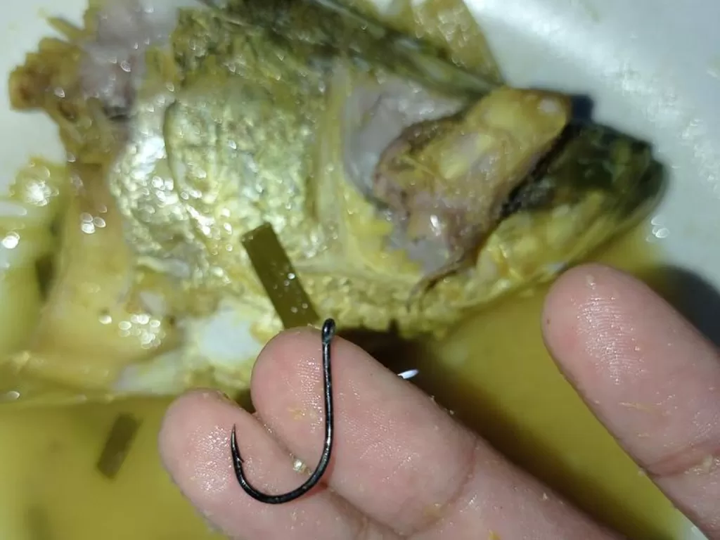 Kail pancing di perut ikan yang sudah dimasak. (Twitter/FOOD_FESS)