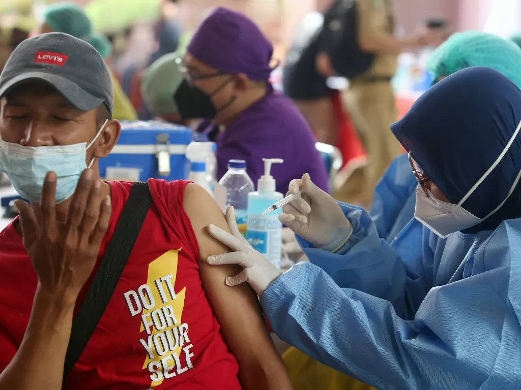 Petugas kesehatan menyuntikan vaksin penguat (booster) COVID-19 kepada seorang warga dalam kegaiatan serbuan vaksinasi COVID-19 di Puspem Kota Tangerang, Tangerang, Banten, Selasa (29/3/2022). (ANTARA/Muhammad Iqbal)