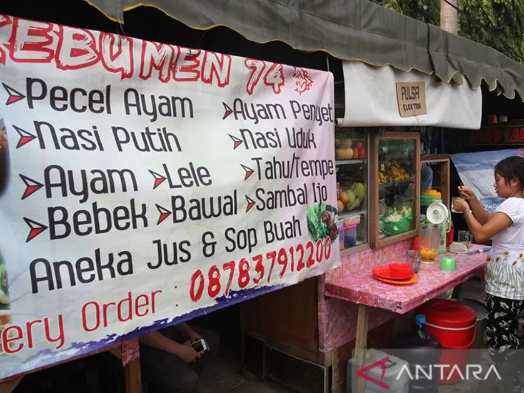  Sebuah warung makan yang tetap buka melayani konsumen pada siang hari selama bulan puasa di kawasan Pejompongan, Jakarta Pusat, Jumat (19/6). (ANTARA/Reno Esnir)