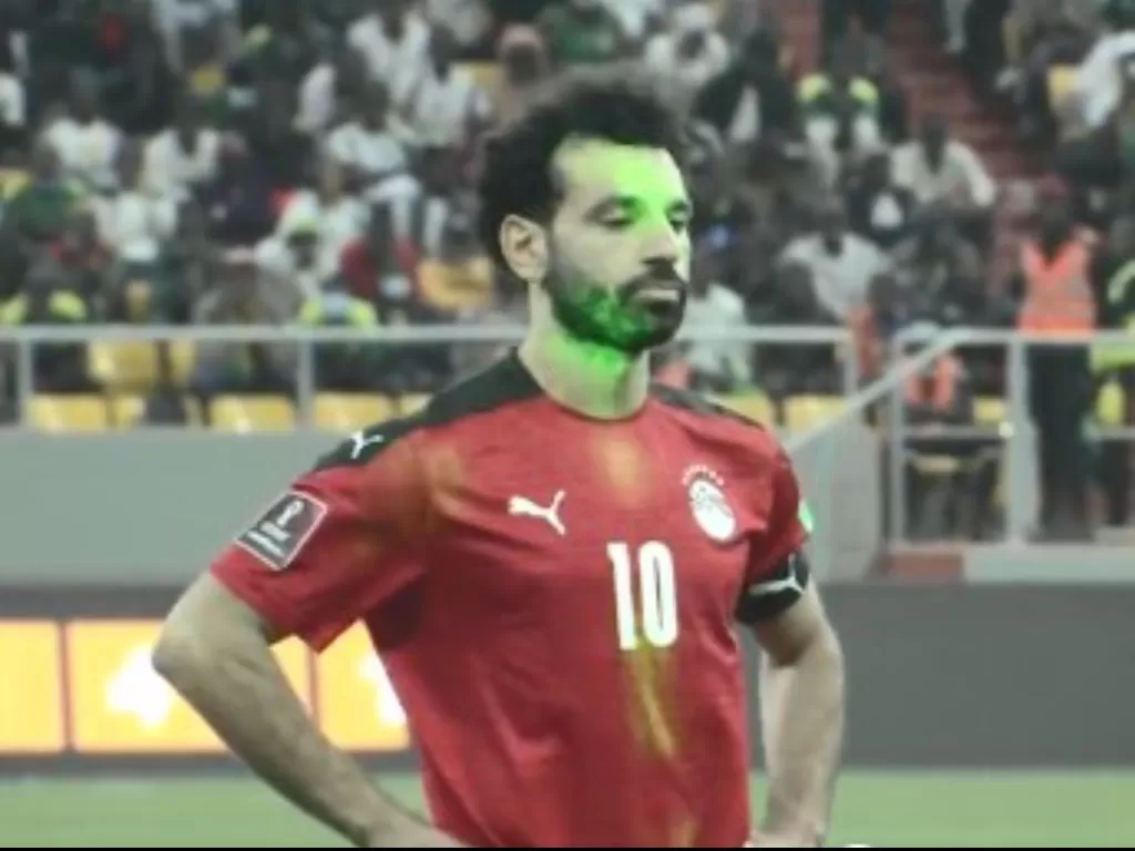 Mohamed Salah di laga Senegal vs Mesir, playoff Piala Dunia 2022. (Screenshoot/Twitter/@stuholden)
