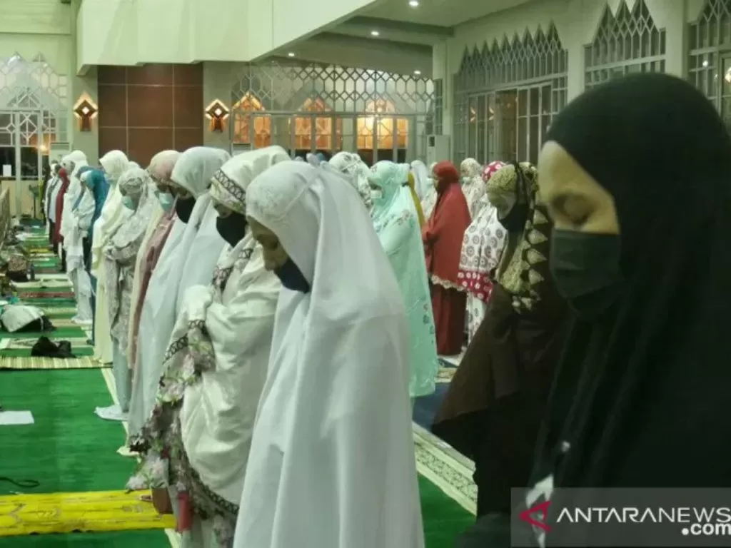 Suasana shalat tarawih perdana di Masjid Agung Batam, Senin (12/4/2022). (Antara Kepri/Arfan NK)