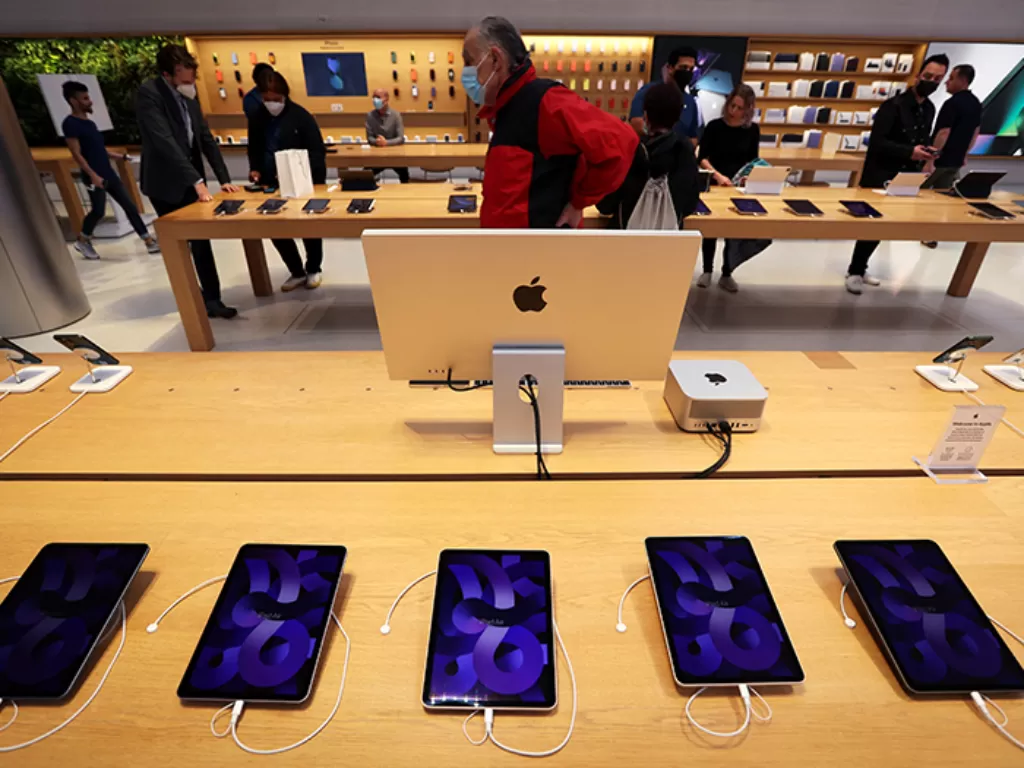 Salah satu Apple Store di 5th Avenue di Manhattan, di New York City, New York, AS. (REUTERS/Mike Segar)