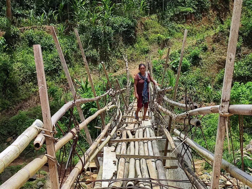 Warga terpaksa melintasi jembatan setengah jadi (Pramita Kusumaningrum/IDZ Creators)