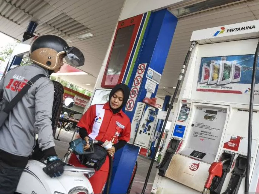 Ket Foto: Karyawan melayani pengisian bahan bakar minyak (BBM) kendaraan konsumen. (ANTARA FOTO/Nova Wahyudi)