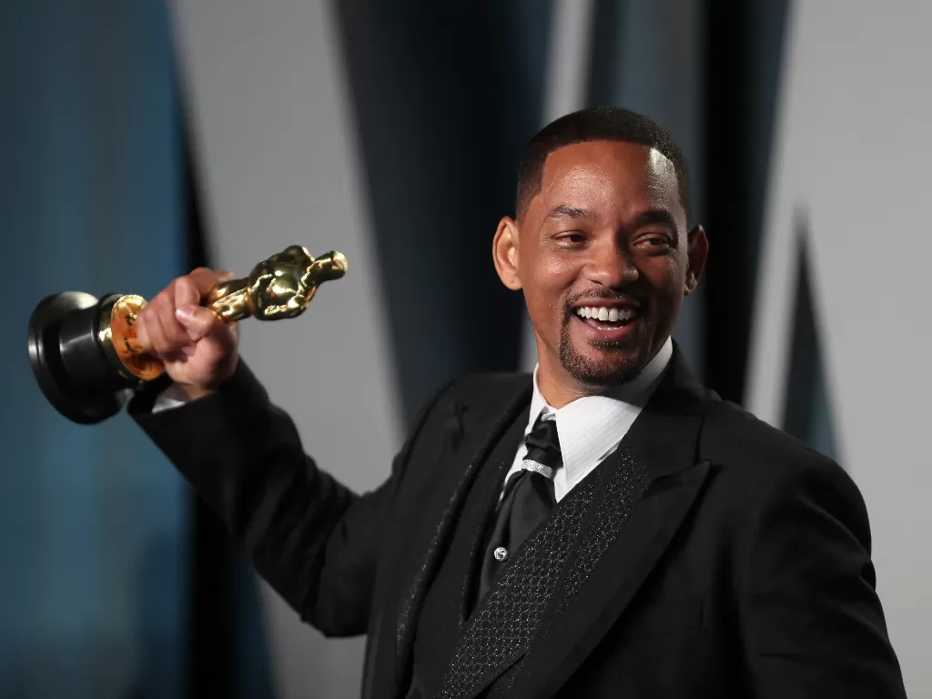 Will Smith memegang Piala Oscar setelah memenangkan penghargaan Aktor Terbaik di ajang Academy Awards ke-94 (REUTERS/Danny Moloshok)