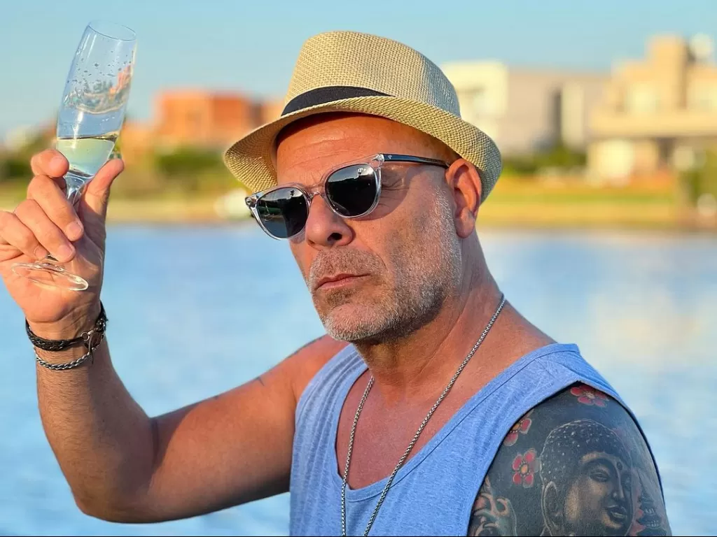Bruce Willis yang pensiun dari dunia akting (Instagram/dobledebruce)