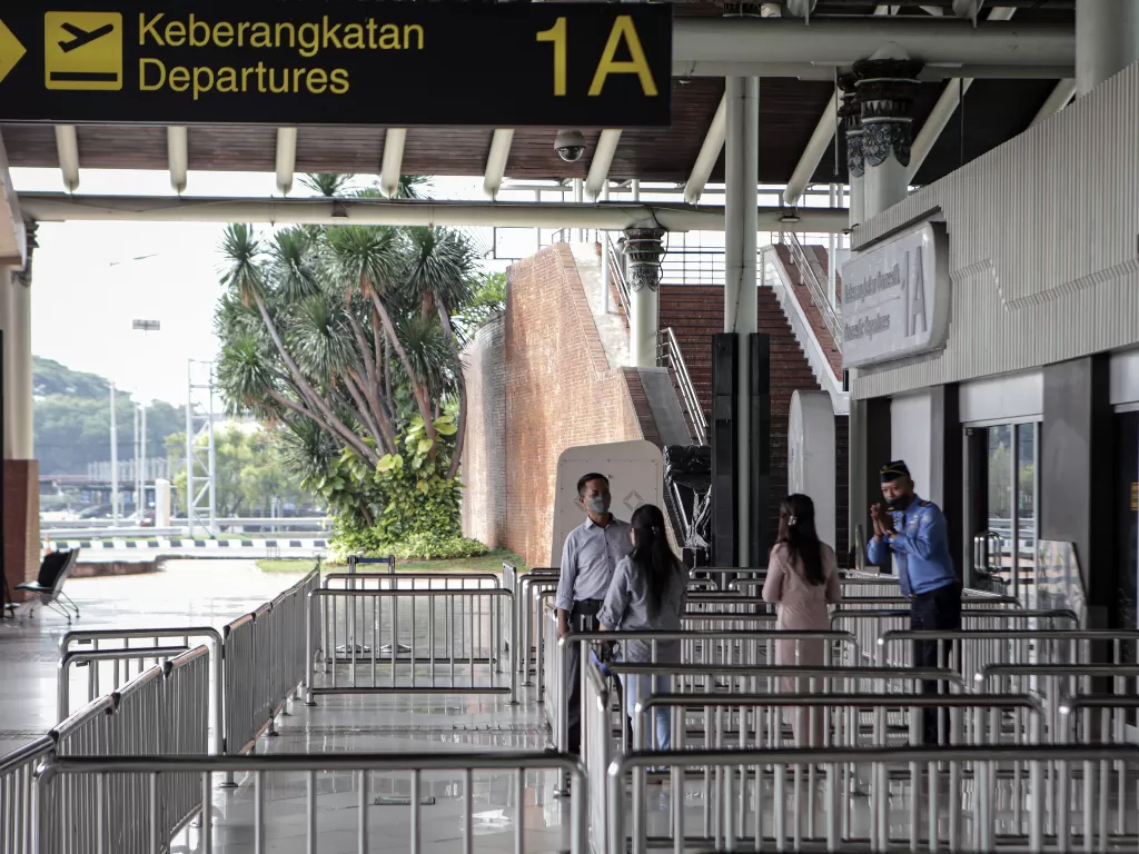 Petugas Avsec memberi penjelasan kepada calon penumpang di Terminal 1A Bandara Soekarno Hatta, Tangerang, Banten, Rabu (30/3/2022). (ANTARA/Fauzan)
