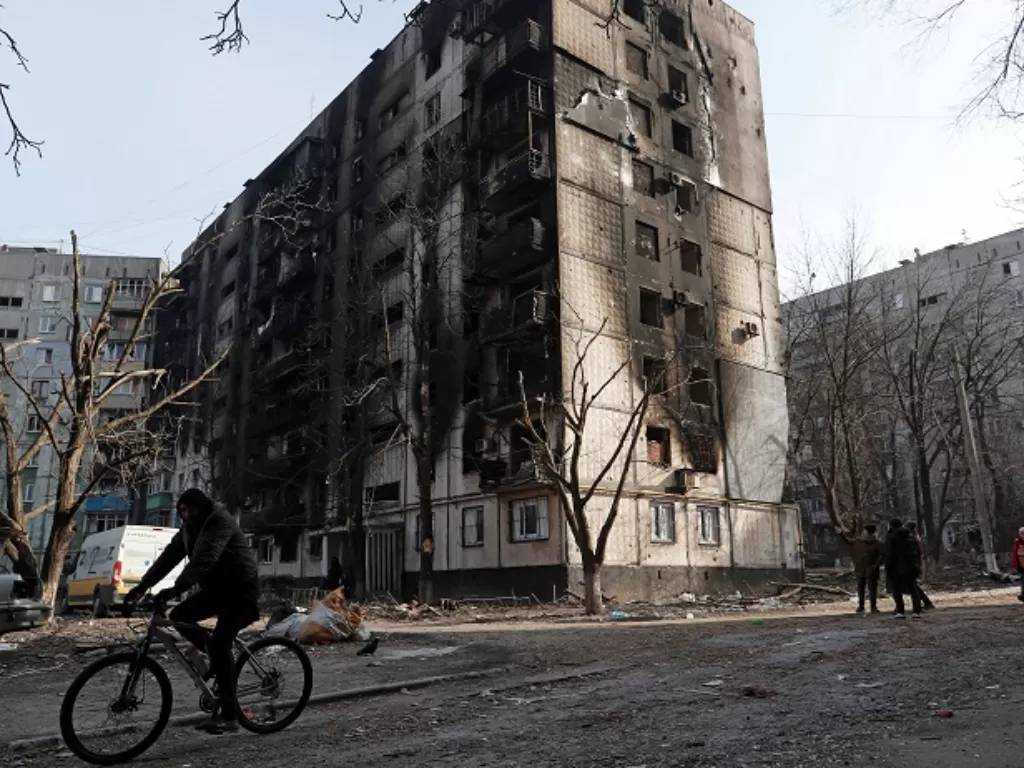 Sebuah bangunan di salah satu kota Ukraina hancur terkena hantaman rudal Rusia. (REUTERS/Alexander Ermochenko)