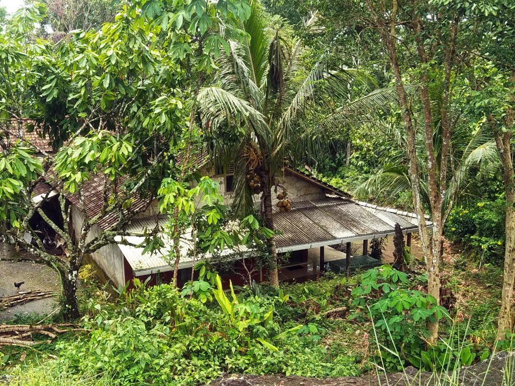 Rumah warga di antara bukit batu Gunung Api Purba (Eko Haryanto/IDZ Creators)