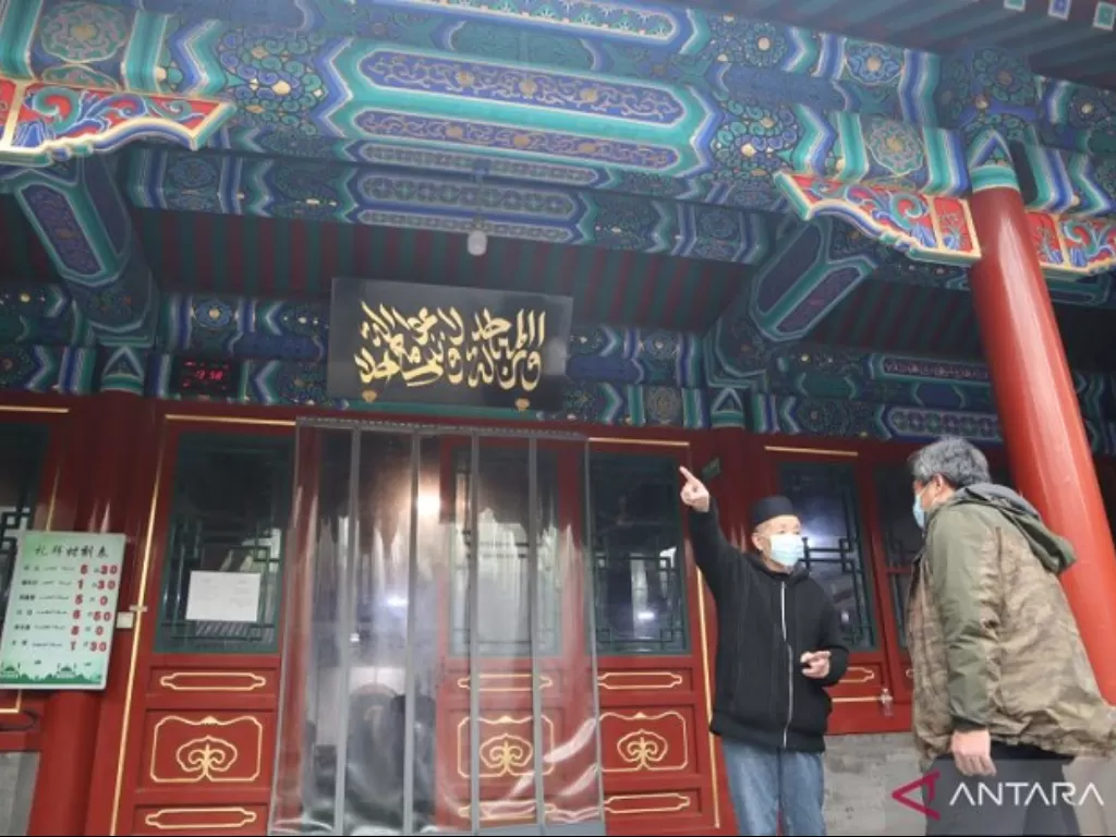Jamaah Masjid Nandouya, Kota Beijing, China, berbincang usai menunaikan shalat Jumat (26/3/2021). (ANTARA/M. Irfan Ilmie)