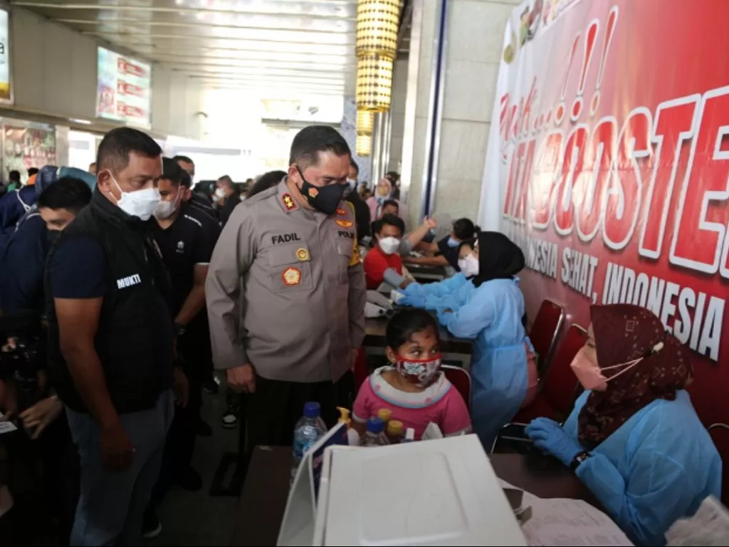 Kapolda Metro Jaya Irjen Pol Fadil Imran meninjau sejumlah gerai vaksin di Jakarta. (Dok Humas Polda Metro Jaya).