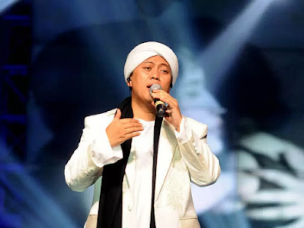 Opick saat menyanyikan lagu Ramadhan. (Istimewa)