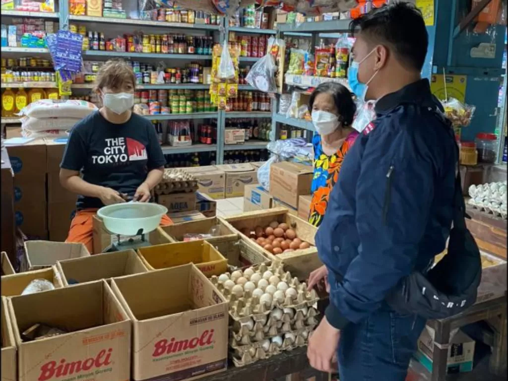 Polisi menanyakan distribusi minyak goreng curah ke pedagang pasar-pasar di Jakarta Utara. (ANTARA/Polres Metro Jakarta Utara)