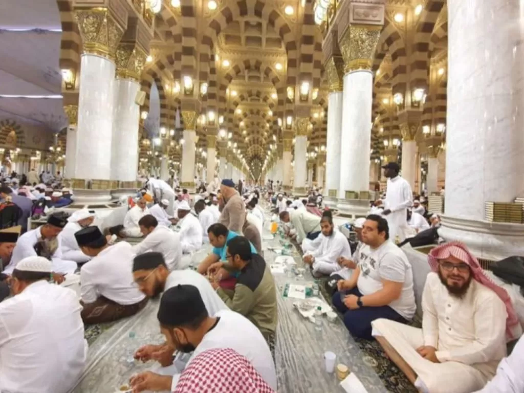 Jamaah melaksanakan buka puasa pertama Ramadhan 1443 Hijriah di Masjid Nabawi dengan aturan tanpa mengobrol.(Dokumentasi pribadi/Asrorun Ni'am Sholeh)