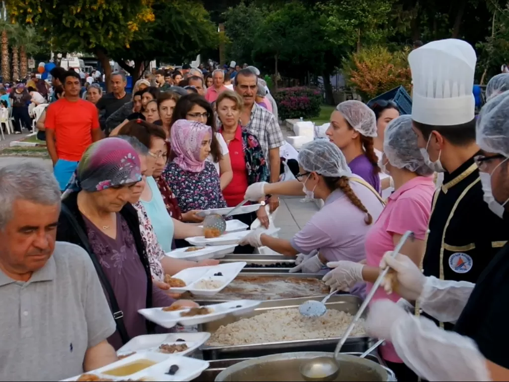 Ribuan warga makan gratis di ruang terbuka (Elisa Oktaviana/IDZ Creators)