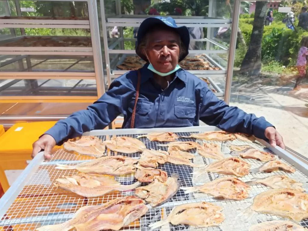 Kaum ibu Kampung Mutus, Distrik Waigeo Barat, Kabupaten Raja Ampat, Papua Barat menjemur produksi ikan asin, Sabtu (26/3/2022). (ANTARA/Andi Firdaus)