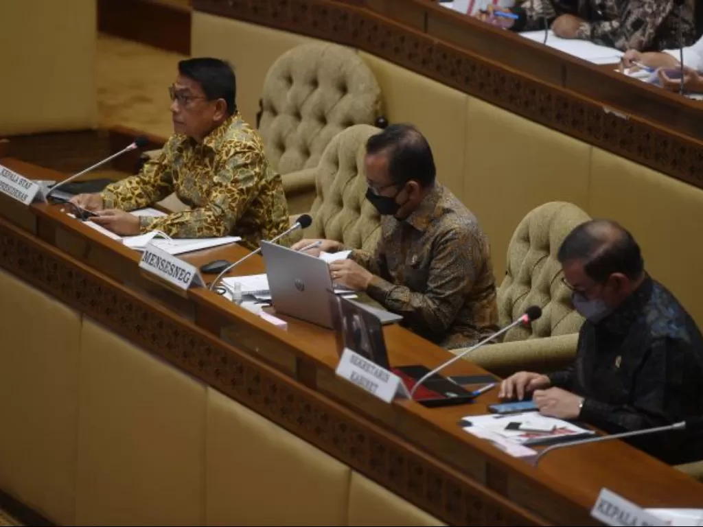 Mensesneg Pratikno (tengah), Sekretaris Kabinet Pramono Anung (kanan), dan Kepala Staf Kepresidenan Moeldoko (kiri) mengikuti rapat kerja dengan Komisi II DPR. (ANTARA FOTO/Akbar Nugoroho Gumay)