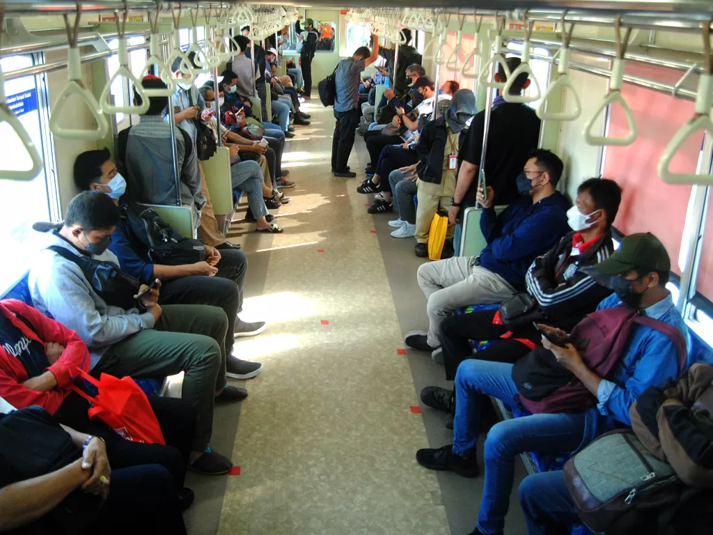 Sejumlah penumpang berada di dalam gerbong KRL Commuter Line. (ANTARA/Arif Firmansyah)