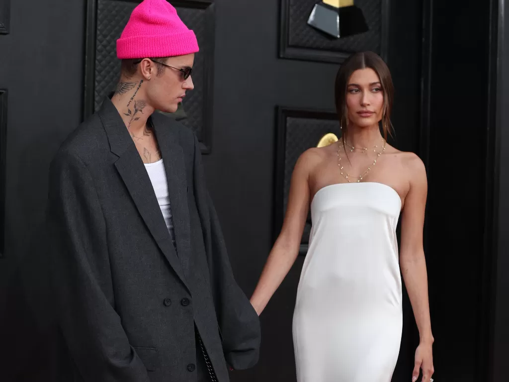 Justin Bieber dan Hailey Bieber di Grammy Awards 2022. (REUTERS/Maria Alejandra Cardona)