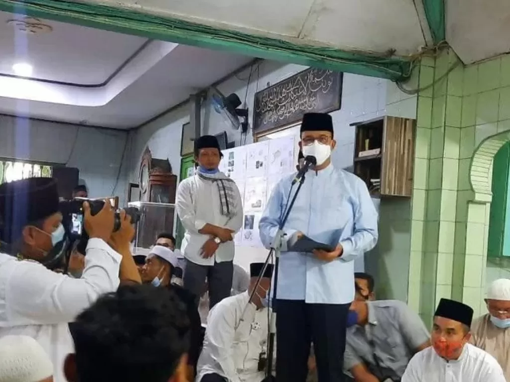 Gubernur DKI Jakarta Anies Baswedan saat berada di masjid Al-Mansyur, Tambora, Jakarta Barat. (ANTARA/Walda Marison)