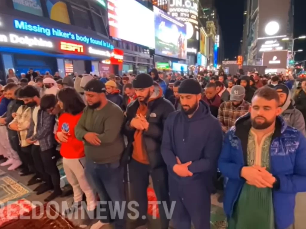 Tangkapan layar umat muslim melaksanakan salat tarawih di jalan Times Square, New York, Amerika Serikat pada Sabtu, 2 April 2022. (YouTube/Ken Lopez dari FreedomNewsTV)