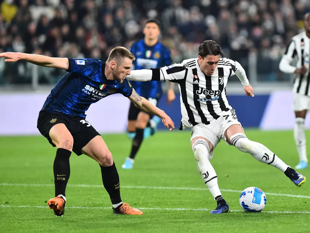 Bek Inter Milan, Milan Skriniar mencoba menghadang pemain Juventus, Dusan Vlahovic. (REUTERS/Massimo Pinca)
