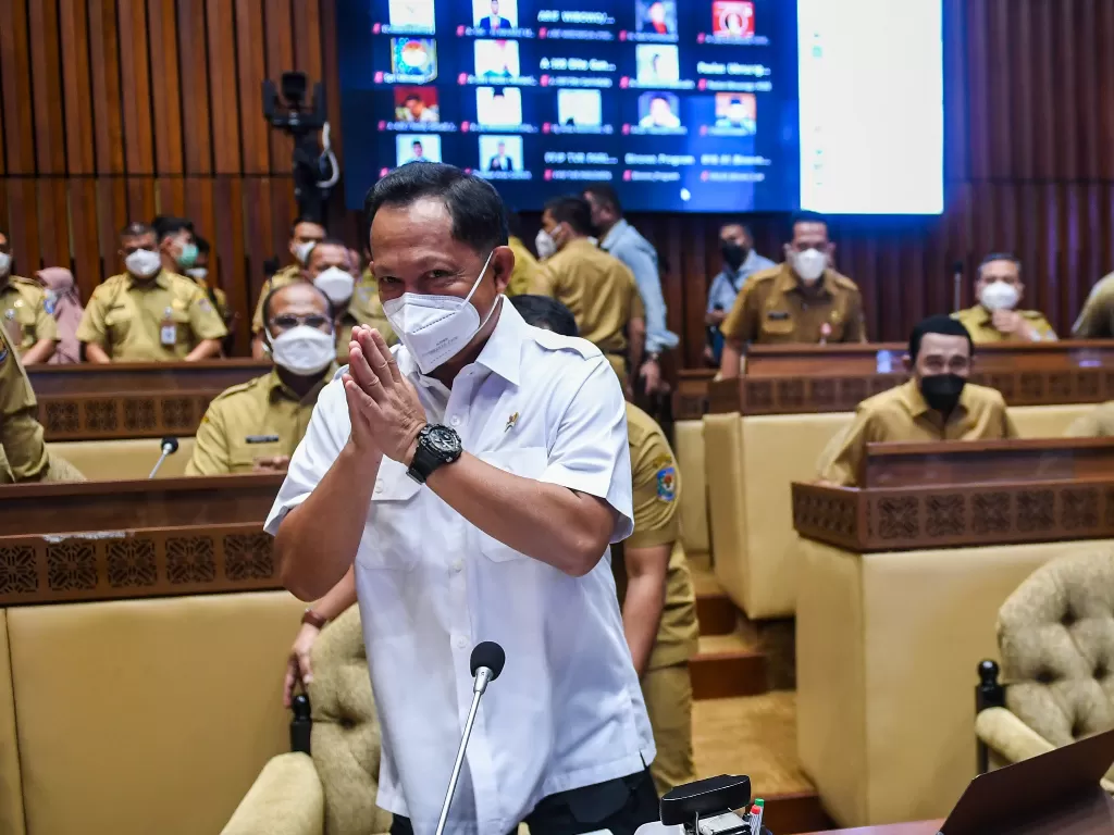 Menteri Dalam Negeri Tito Karnavian bersiap mengikuti rapat kerja dengan Komisi II DPR, di Kompleks Parlemen, Senayan, Jakarta, Selasa (5/4/2022). (ANTARA/Galih Pradipta)